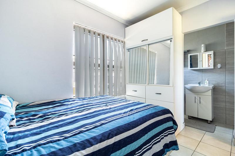 To Let 1 Bedroom Property for Rent in Loevenstein Western Cape